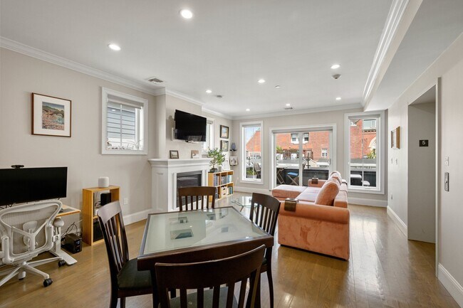 Building Photo - 205 W 8th St