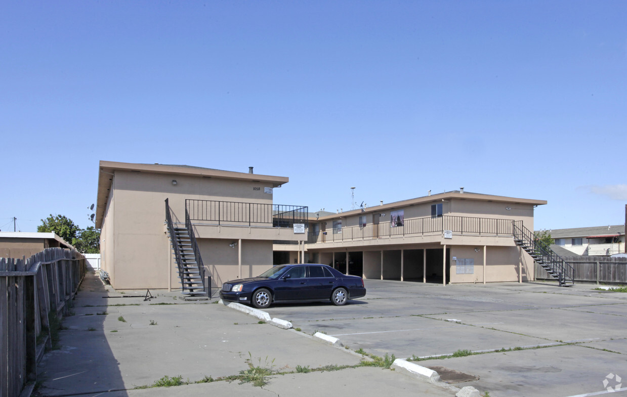 Primary Photo - 1058 E Laurel Dr