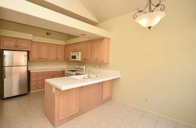 Foto del edificio - Single Story Spacious Home in Oceanside with a three car garage!