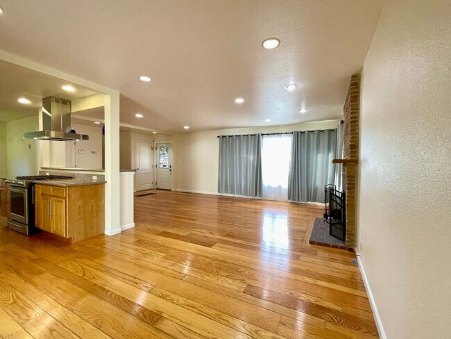 Building Photo - 4 Bed 2 bath SFH in Oakland Hills secluded...