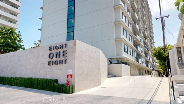 Foto del edificio - 818 N Doheny Dr