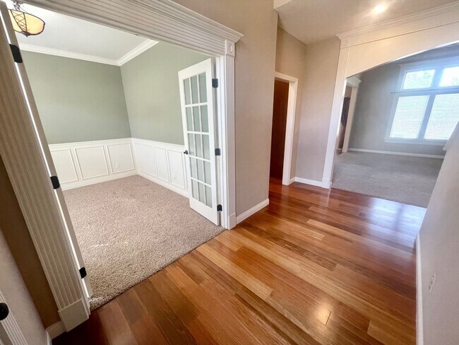 Building Photo - Beautiful & Spacious 4 Bedroom Home in the...