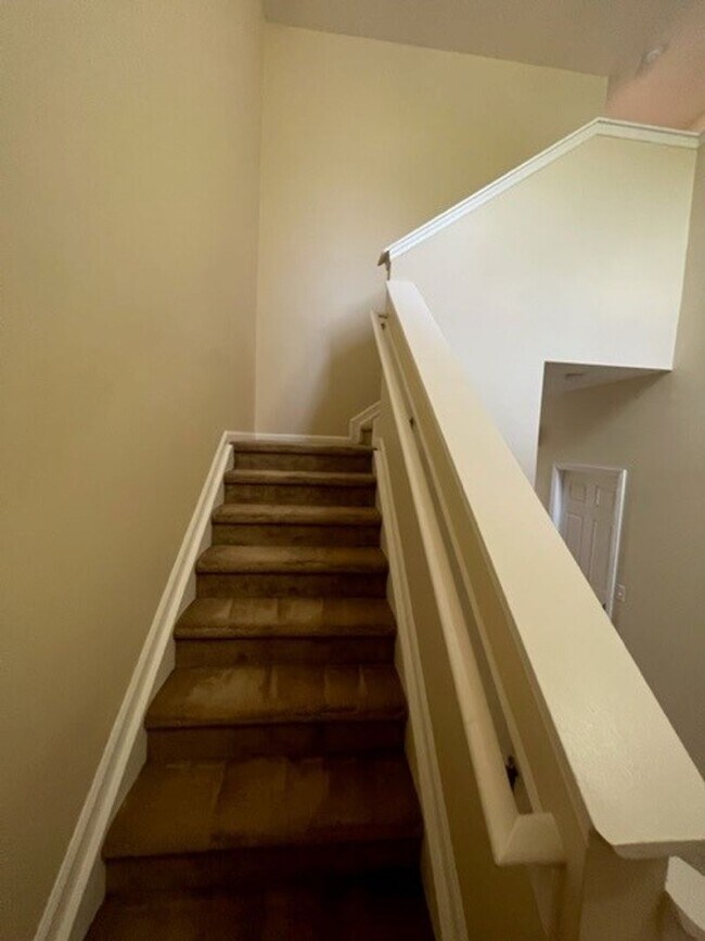 Building Photo - BEAUTIFUL 3 BD/2.5 BA TOWNHOUSE IN LAKE WA...
