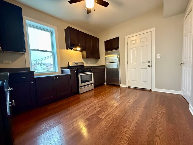 Foto del edificio - 3402 S Lituanica Ave