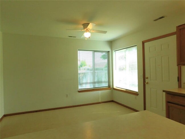 Building Photo - Bright & Spacious Duplex Near Lope Pine Pa...