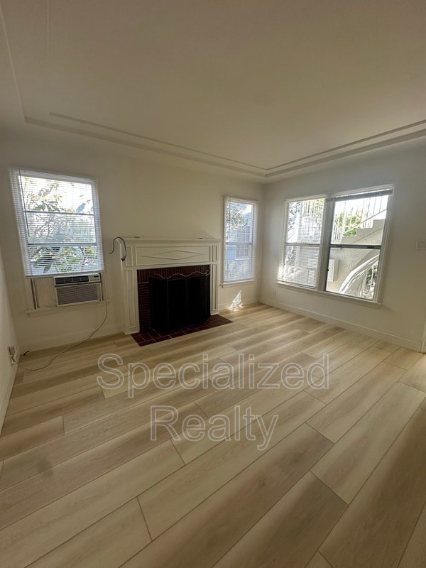 Building Photo - 771 E Doran St