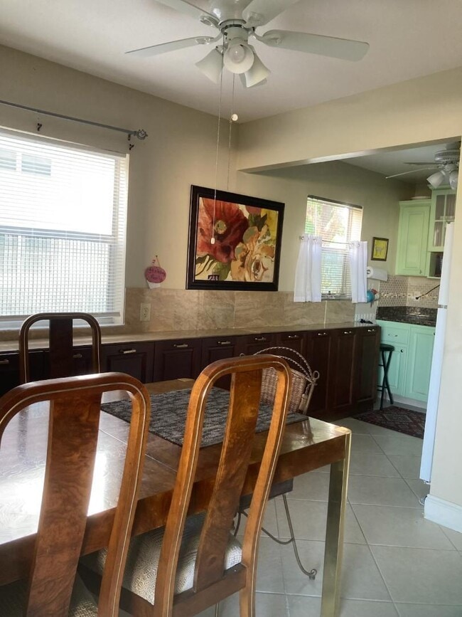 Building Photo - 445 Saxony Way