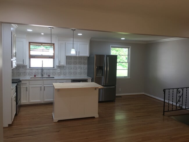Building Photo - 106 Elnora Dr
