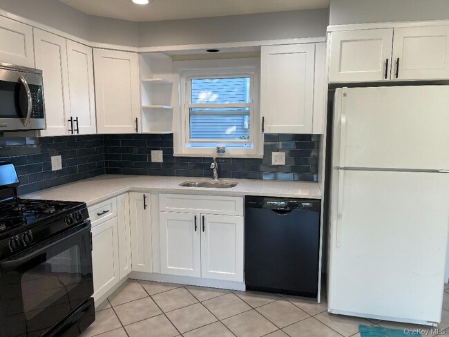 Building Photo - 17 Roosevelt Pl