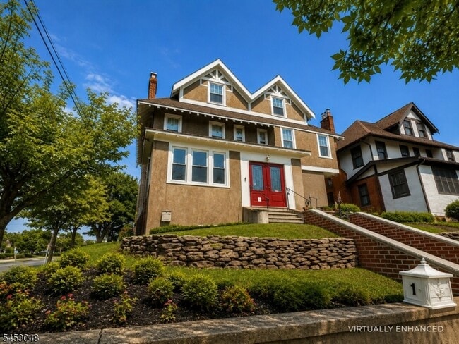Building Photo - 2 Cloverhill Pl