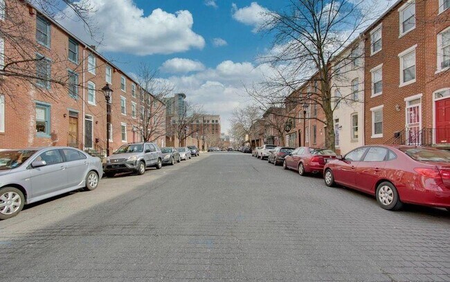 Building Photo - 664 Portland St #A