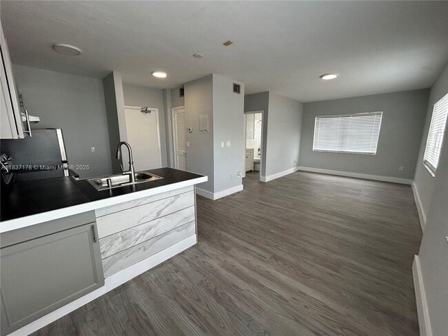 Building Photo - 1360 Collins Ave