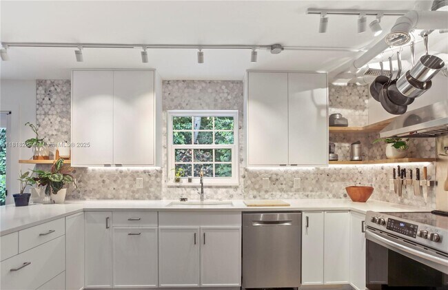 Building Photo - 2589 Pepperwood Cir S