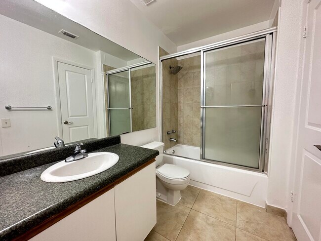 Foto del edificio - 671 Cypress Lake Blvd