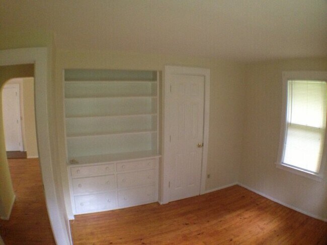 Building Photo - Perfect For Student Housing- 4 Bedroom Hou...