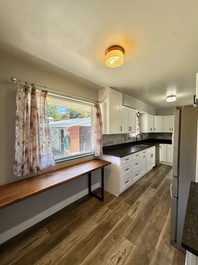 Foto del edificio - Cute, Comfy & Convenient — 4-Bedroom Ogden...