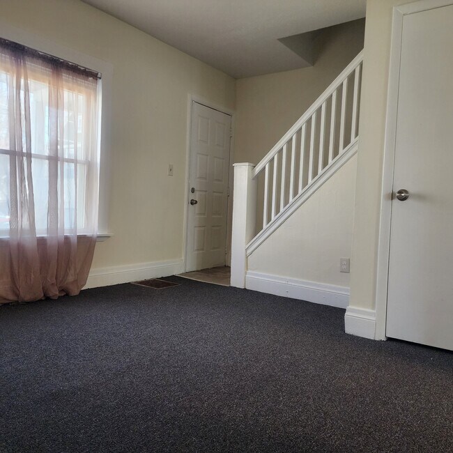 Sala de estar con armario para abrigos - 113 Sterling St