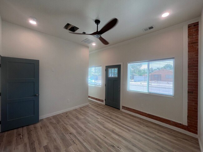 Building Photo - Just renovated! Stunning High-End Finishes!
