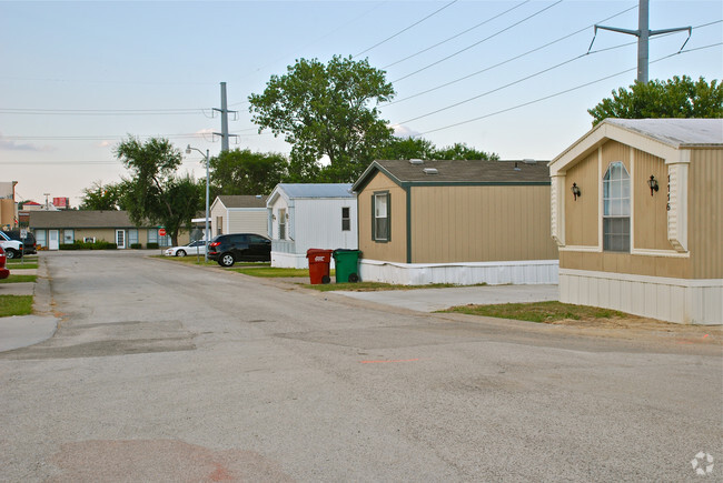 Building Photo - Lakewood Estates