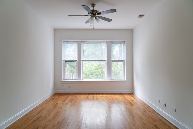 Foto del edificio - Uptown - 2 Bed / 1 Bath - In-Unit Laundry