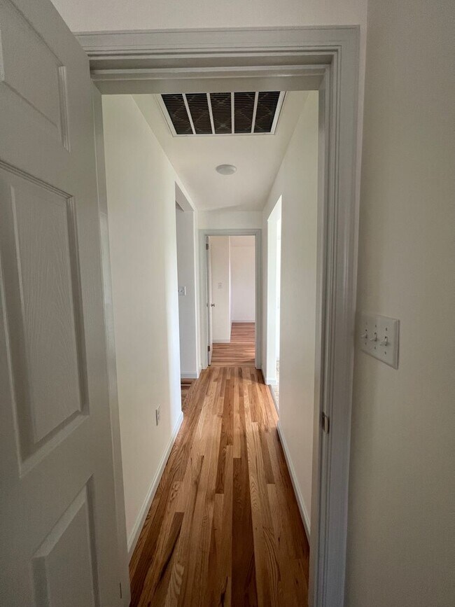 Foto del edificio - 3 Bedroom 3 Bath House Rental with Basement, Back Yard, and more!