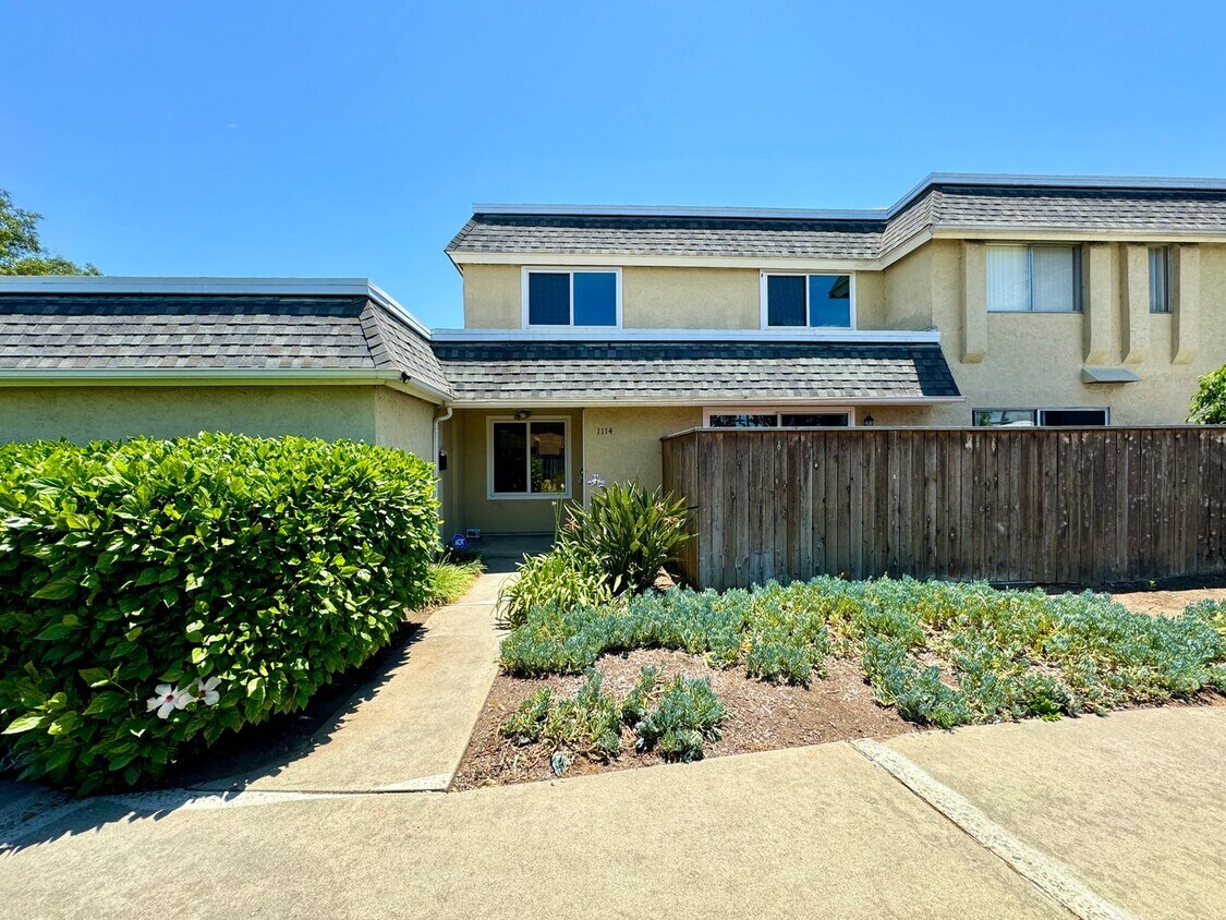 Primary Photo - Great 2B/1.5BA Townhome in Vista!
