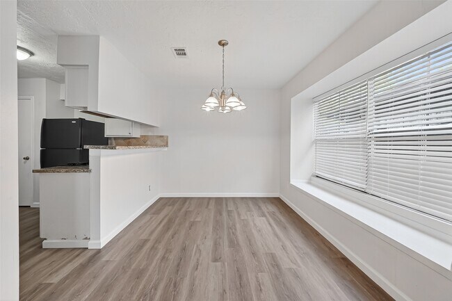 Foto del edificio - 22022 Kenlake Dr