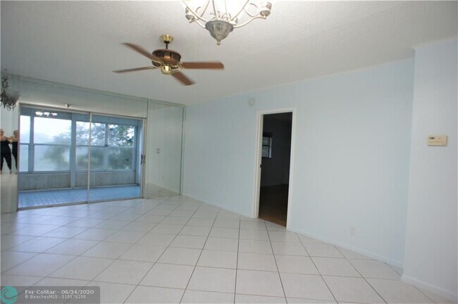 Building Photo - 1035 Country Club Dr