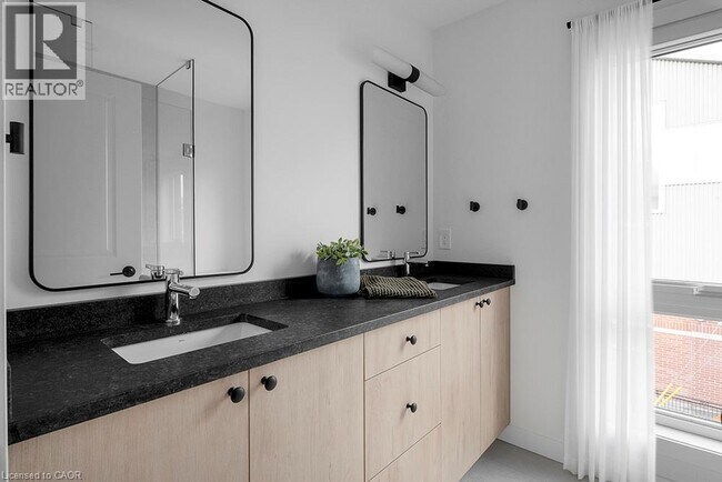 Building Photo - 15 Cedar St N