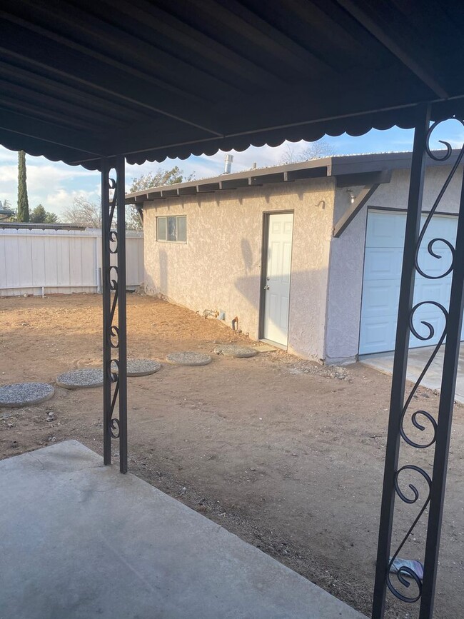 Building Photo - ADORABLE 1 BEDROOM 1 BATH IN HESPERIA