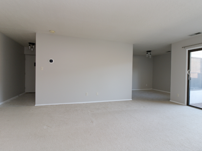 Building Photo - 810 Charlotte Way