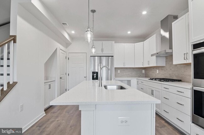 Foto del edificio - This stunning luxury 2-story condo has 3 beds & 2.5 baths with over 1500 sq ft of living space.