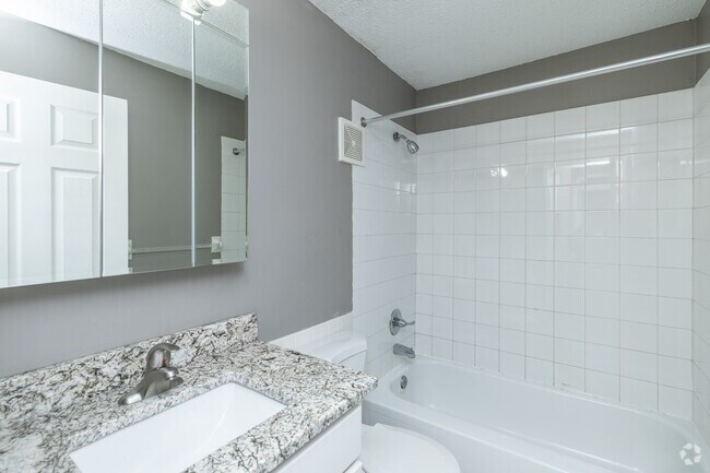 2 habitaciones, 1 baño - 860 pies cuadrados - Baño - Centennial & Heritage Apartments