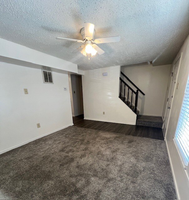 Sala de estar - 219 Lily Ct