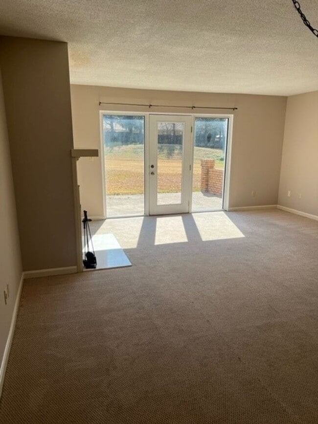 Building Photo - Cozy 2 Bed 1.5 Bath Townhome available