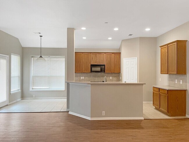 Foto del edificio - Spacious Home with Split-Bedroom Design Near Texas Motor Speedway!