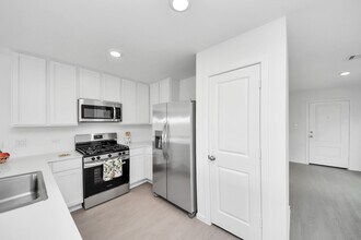 Building Photo - 3012 Majestic Sunrise Dr