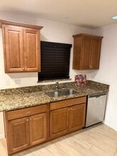 Building Photo - 502 W 9th St