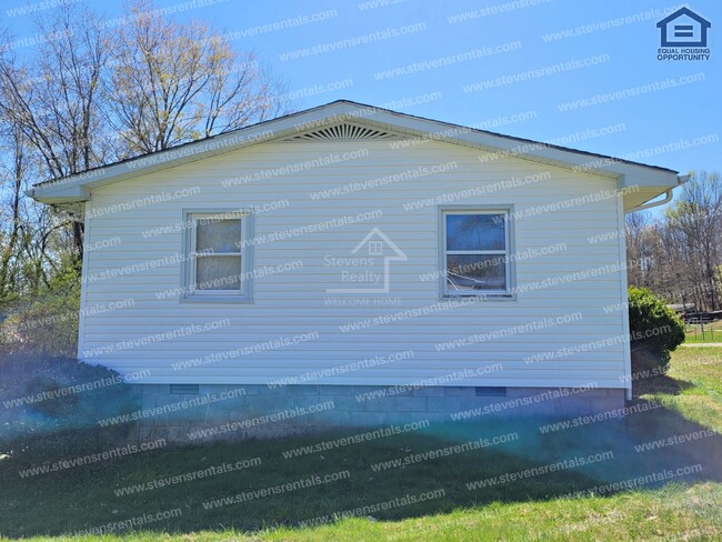 Building Photo - 4436 S Creek Rd