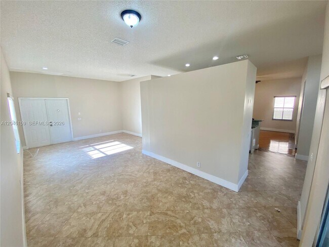 Foto del edificio - 837 Tanglewood Cir