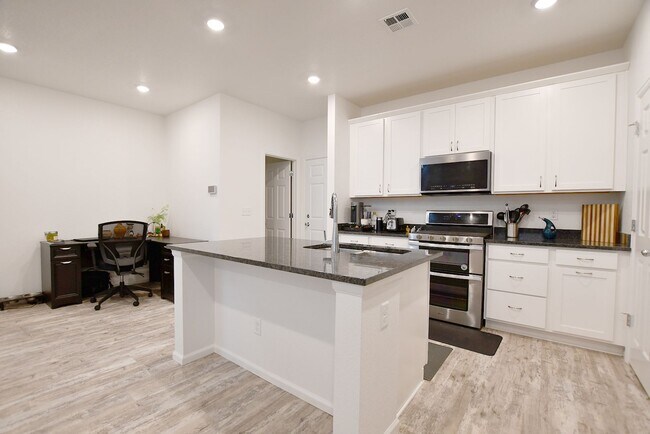 Building Photo - Painted Prairie Town Home for Rent! Brand ...