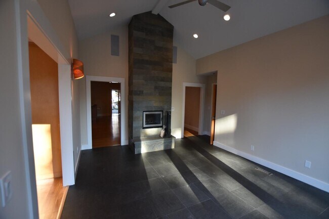 Building Photo - 510 San Benito Ave