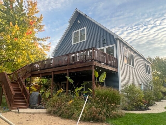 Beautiful elevated back deck - 466 5th St