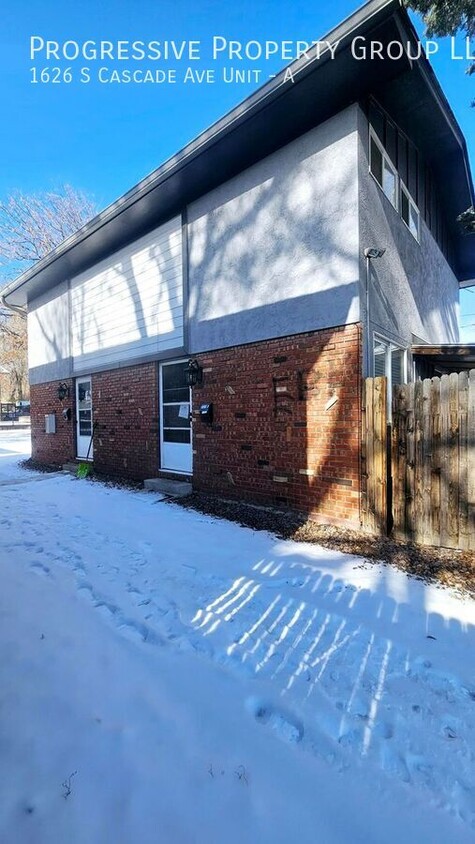 Primary Photo - 2-Bedroom Townhome with Fenced Backyard an...