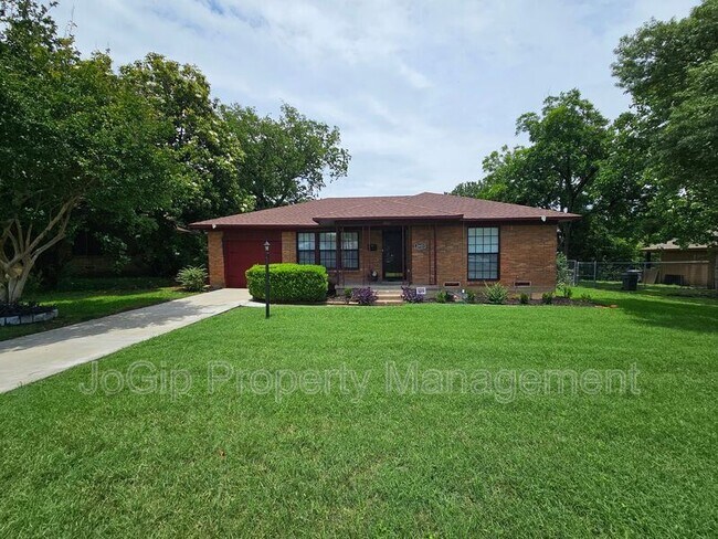 Building Photo - 2023 E Illinois Ave