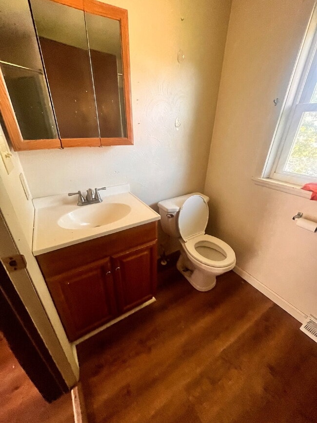 Building Photo - 2 Bedroom Townhouse Available!!