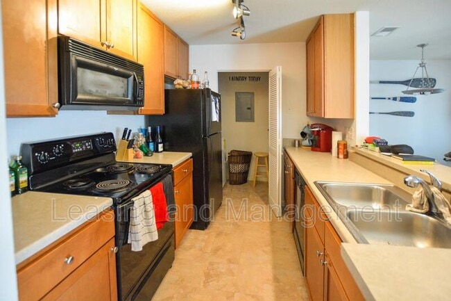 Building Photo - 275 Alexandra Dr