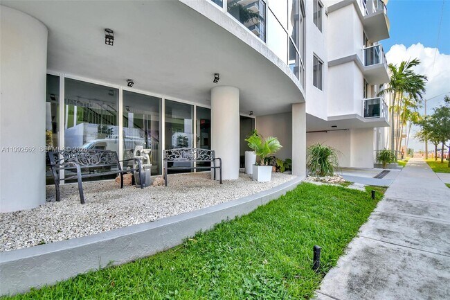 Foto del edificio - 601 NE 23rd St