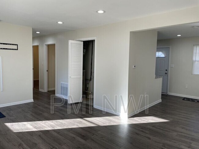 Building Photo - 913 Spruce St