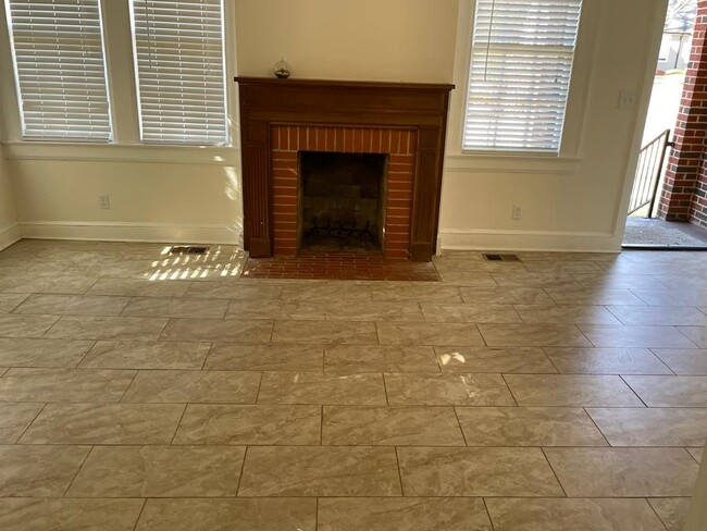 Building Photo - 3251 Southmont Dr